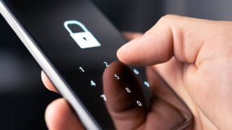 telefon, parolă telefon, testul încrederii, despre încredere, încredere în cuplu, sondaj încredere, parola de Facebook, iubitul îmi știe parolele, parola de la telefon