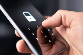 telefon, parolă telefon, testul încrederii, despre încredere, încredere în cuplu, sondaj încredere, parola de Facebook, iubitul îmi știe parolele, parola de la telefon