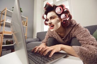 profesoară insultată, daune morale, Ion Agârbiceanu Cluj Napoca, prejudiciu, despăgubire, imagine lezată, insulte pe internet
