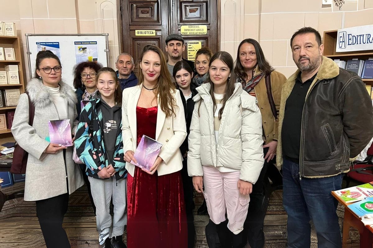Irina-Lete-lansare-de-carte-volum-de-poezii-Luna-Alba-Ploiesti-Gelu-Ionescu-grup-cover