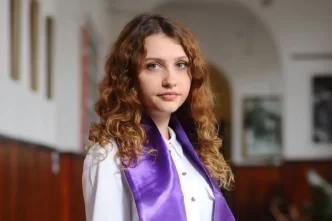 Stephanie-Constantinescu-media-10-bacalaureat-contestatii-Campina-Colegiului-National-Nicolae-Grigorescu-Campina-interviu-Universitatea-Paris-Cite-cover