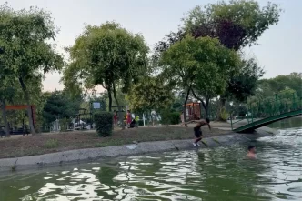 tineri, la scăldat, caniculă, lac artificial, Parcul Tineretului, Sala Sporturilor, parc Ploiești, video