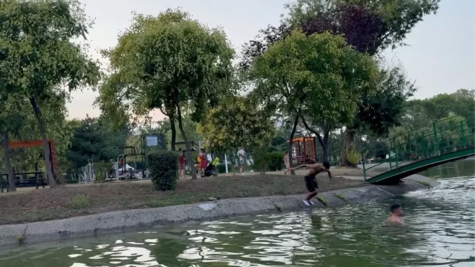 tineri, la scăldat, caniculă, lac artificial, Parcul Tineretului, Sala Sporturilor, parc Ploiești, video