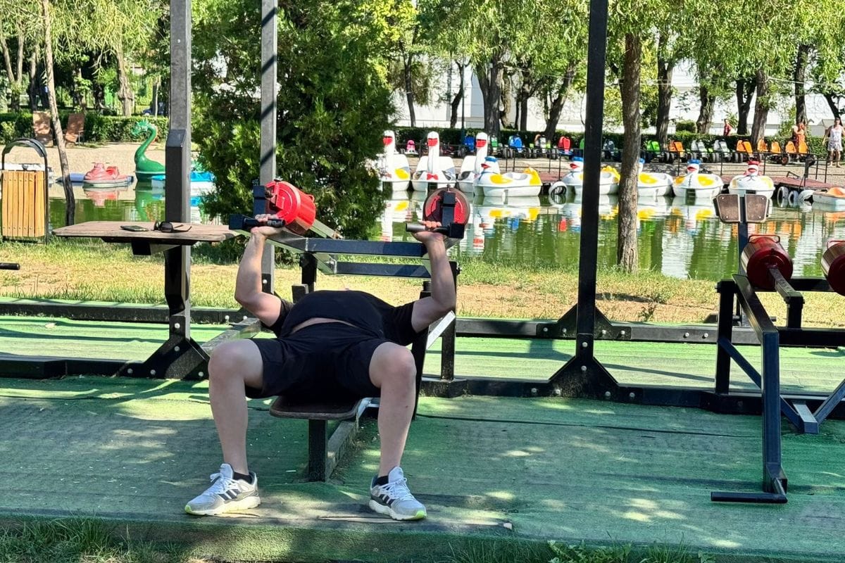 Sală de forță în aer liber, într-un parc din Ploiești.