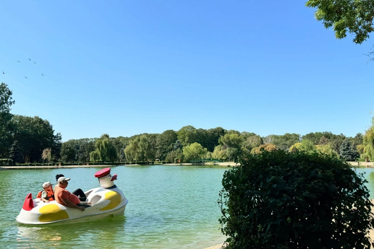 Cu hidrobicicleta pe lacul artificial de la Sala Sporturilor din Ploiești.
