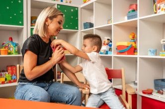 ecrane copii, utilizare ecrane, interacțiune adult-copil, dependență ecrane, limite timp ecran, monitorizare copii, dezvoltare copii, impact ecrane, Cristina Geană, Beautiful Mind