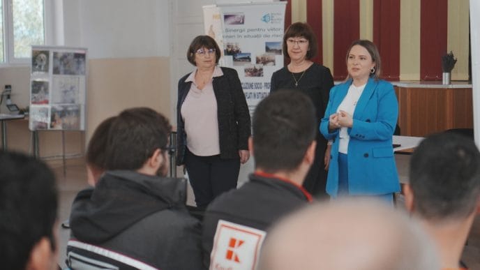 Asociația pastel, Practiland, Liceul Tehnologic Valea Călugărească, dotare laborator, laborator de microbiologie, analiza solului, agricultură, Andreea Oprea, director Mihaela Barbu, cover