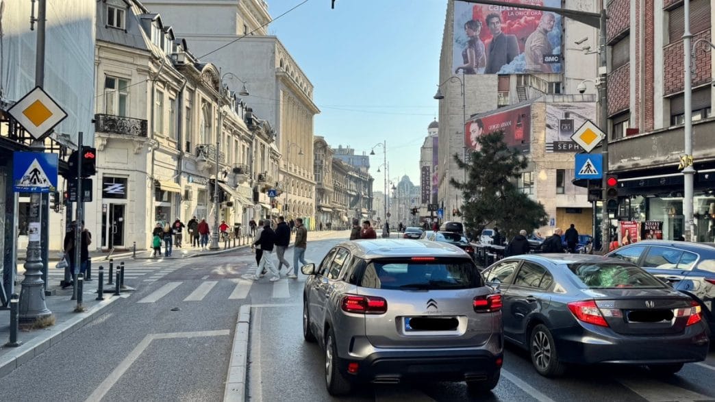 semafoare, semafor pentru bicicliști, trafic, Calea Victoriei, intersecția Victoriei cu Doamnei, cum funcționează semafoarele, București, Sector 3