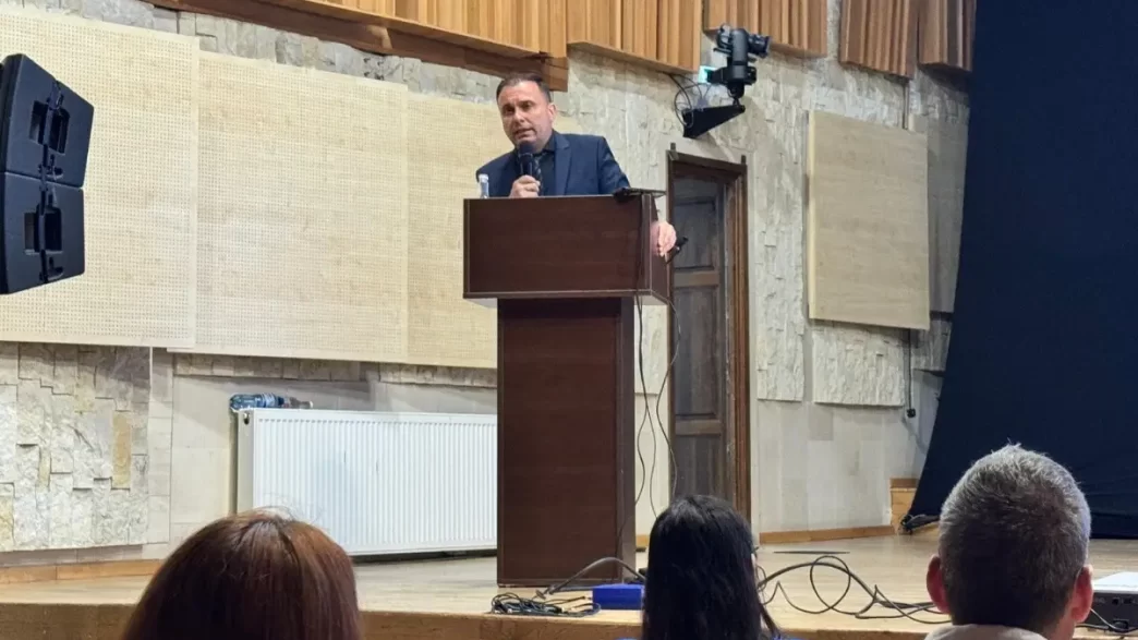 Cătălin Țone, expert antidrog, eveniment, Ploiești, prevenire, consum de droguri, informare părinți, Filarmonica Paul Constantinescu