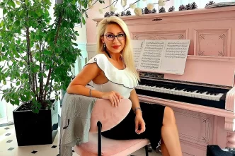 Raluca Fricosu, The Piano Lady, pianistă, muzică, interviu, educație muzicală, pian solo, voce pian, carieră artistică, musical Chicago, Românii au Talent, partitură