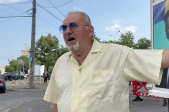reportaj, ploieșteni, bloc 7 etaje, strada Emile Zola, fațada blocului, cade tencuiala, clădire cu risc, Ploiești