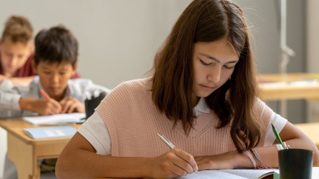 elevă, 18 ani, Brașov, spune pe bune, pulsul educației, hărțuire, protecția copilului