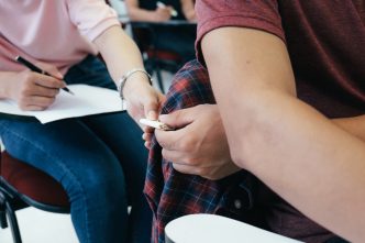 elevă, Făgăraș, Brașov, favoritisme, pile, profesori, șef de promoție